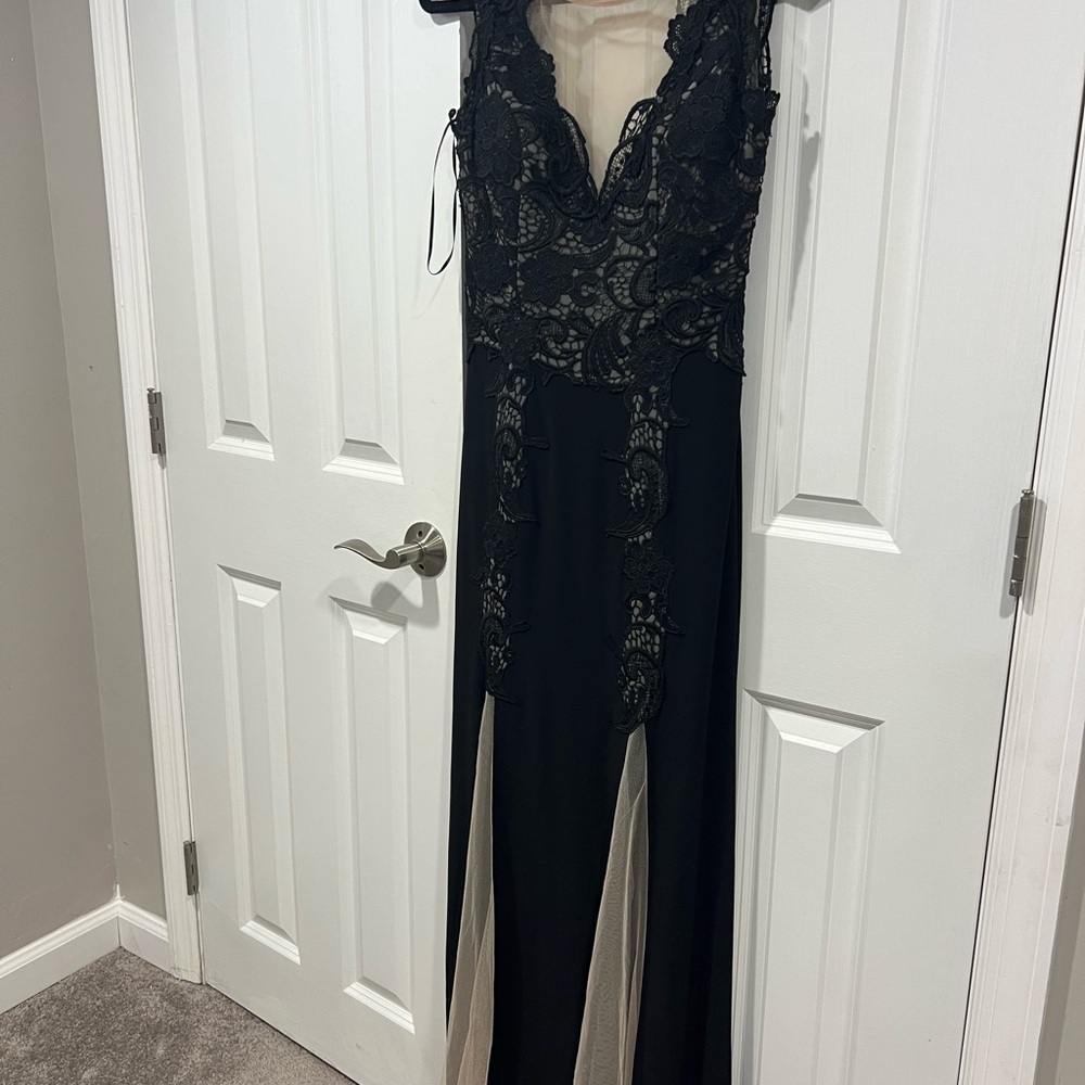Elegant Black Lace Evening Gown